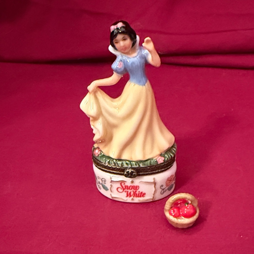 Disney Snow White Porcelain Trinket Box with Apple Basket - Picture 8 of 10